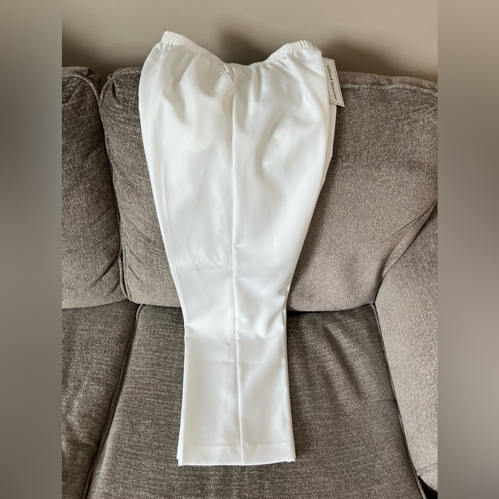 NWT! Women’s Alfred Dunner Classics White Pull On Pants Size 14